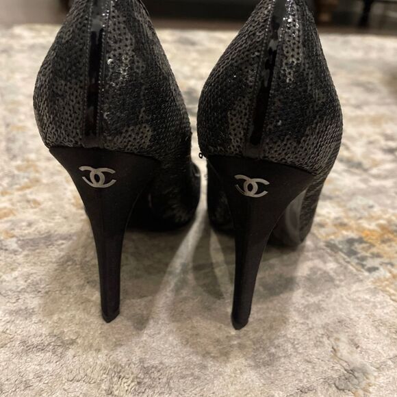 CHANEL BLACK SEQUIN ROUND TOE PUMPS - Picture 4 of 5